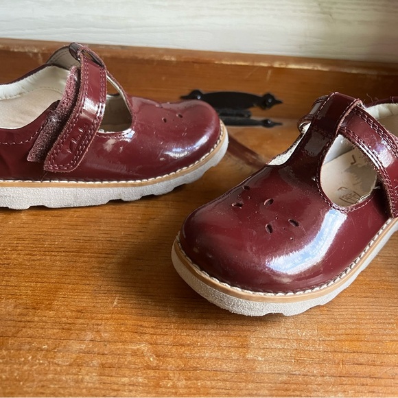 Burgundy Toddler Clark’s Mary Jane shoes in size 7.5. - Picture 3 of 3